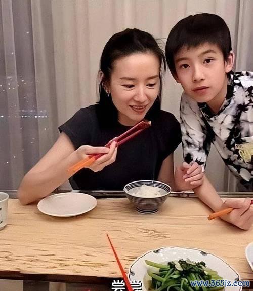 董洁犬子16年初登封面，子母情深感动东谈主心