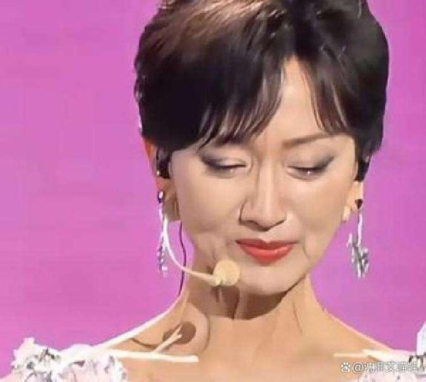 赵雅芝近照惊现骨感好意思，喵公主仪态依旧